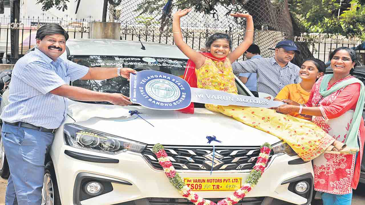 2563 మందికి దళిత బంధు