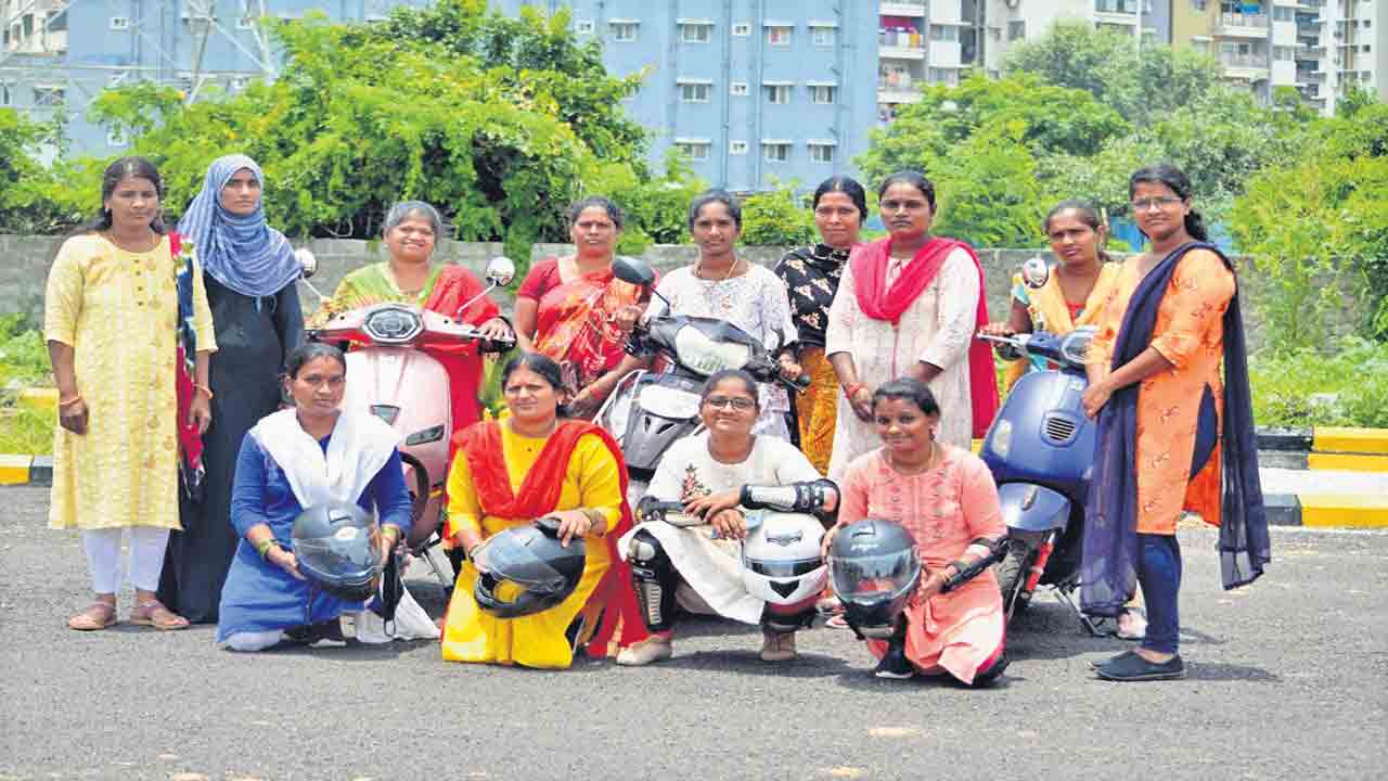 నారీమణులకు డ్రైవింగ్‌లో శిక్షణ..!