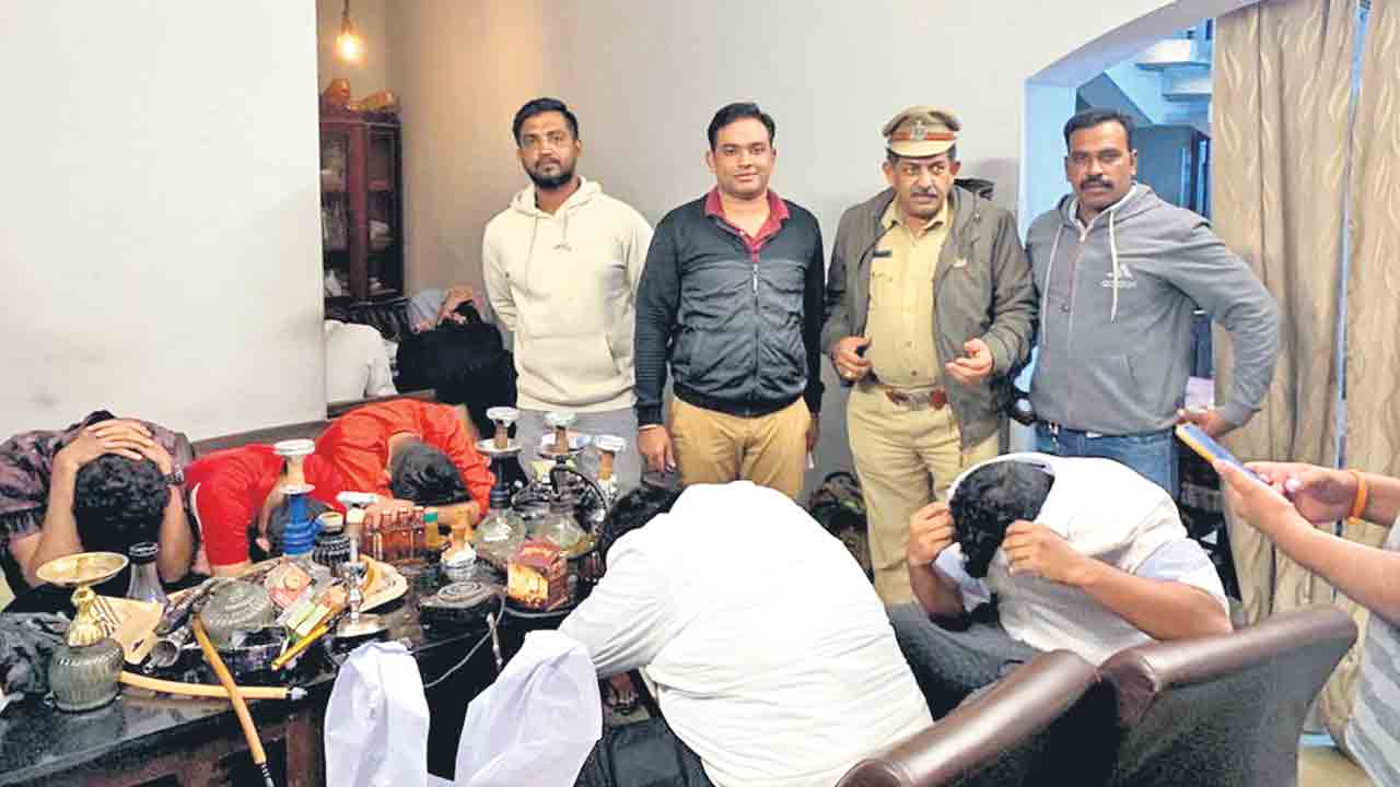 ఇంట్లోనే హుక్కా సెంటర్‌