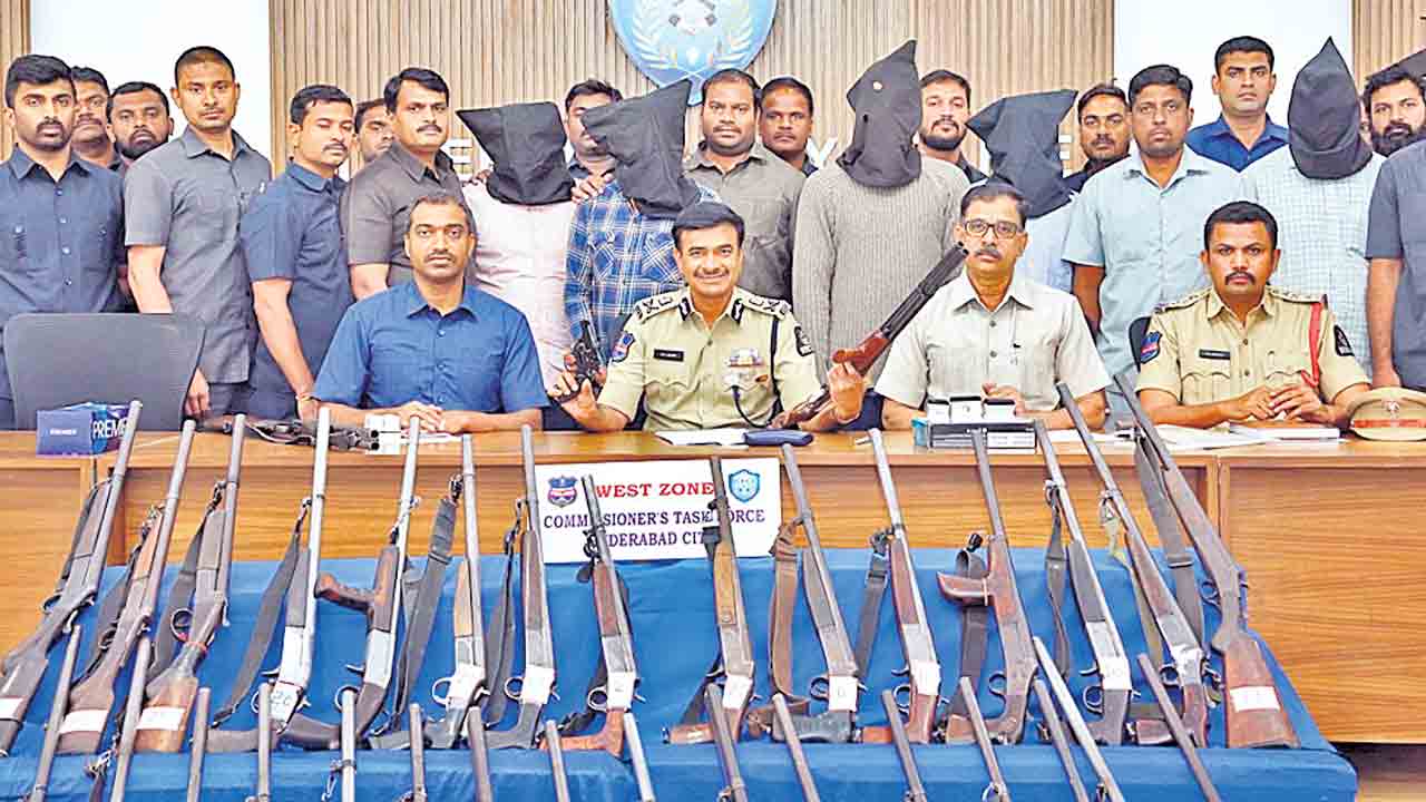 ఒరిజినల్‌ గన్స్‌..ఫేక్‌ లైసెన్స్‌