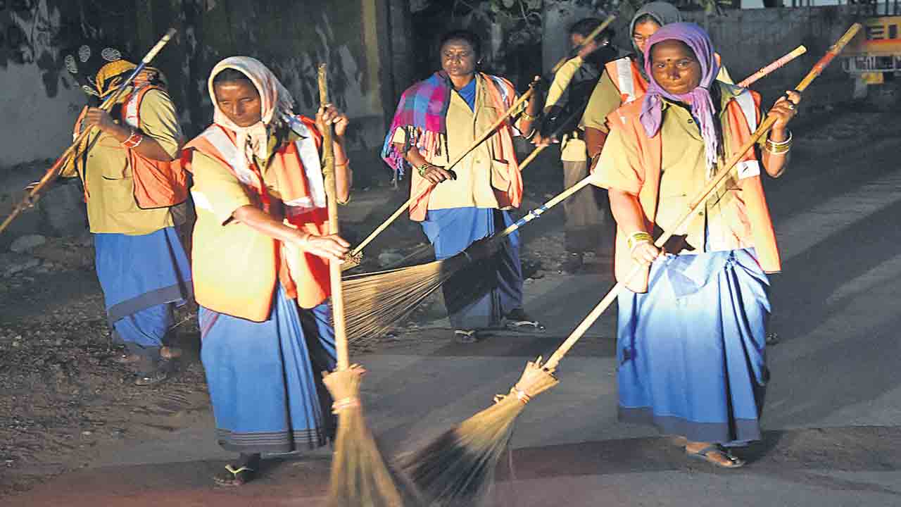 పారిశుధ్య కార్మికులకు చలి నుంచి ఊరట