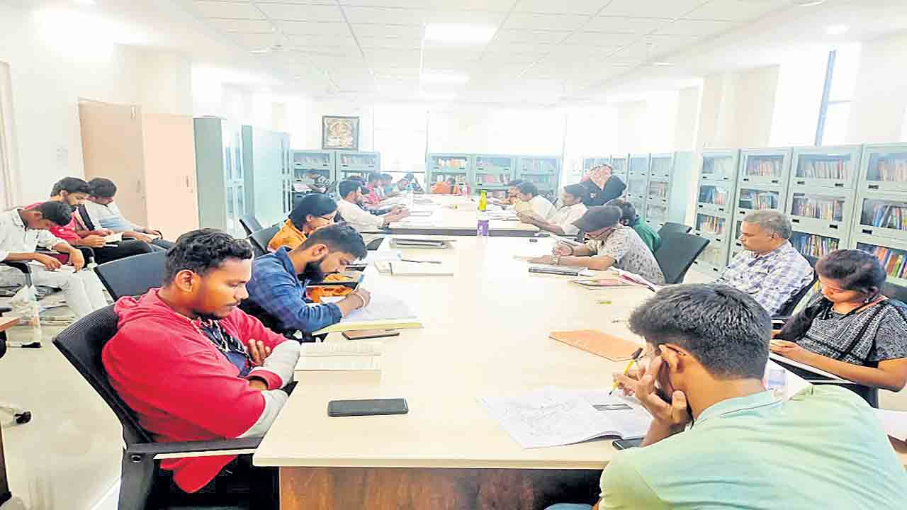 కాలక్షేపం వదిలి.. పుస్తకాలతో కుస్తీ