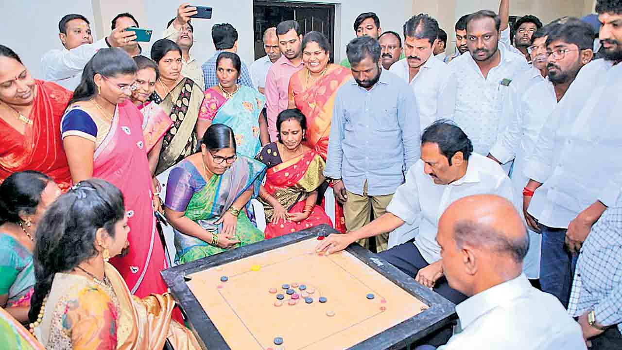 గులాబీ తోటలో… కుటుంబ సమేతంగా..!