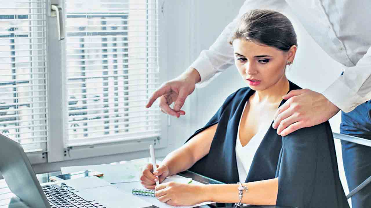 పనిచేసే చోట వేధింపులు!