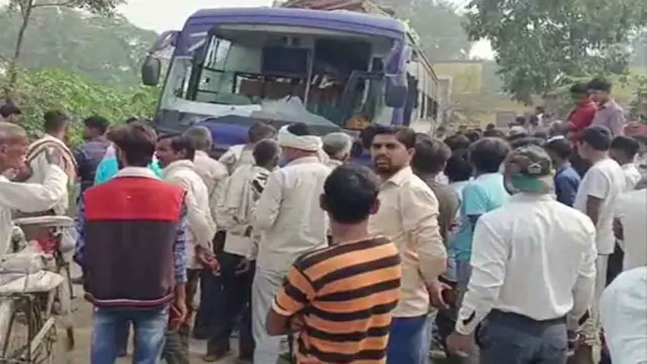 Fire broke | బస్సుపై తెగిపడిన హైటెన్షన్‌ విద్యుత్‌ వైర్లు.. ఇద్దరి పరిస్థితి విషమం