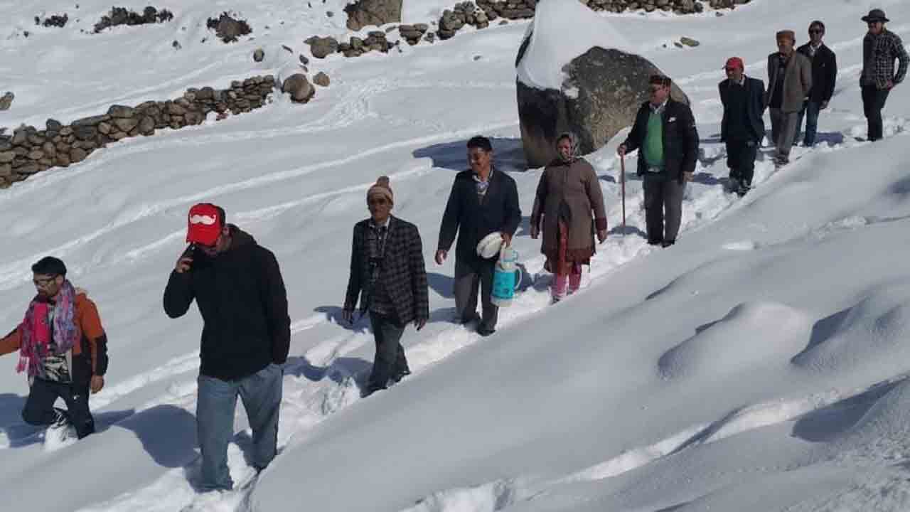 Himachal Assembly polls | మంచు కొండలపై నడుస్తూ పోలింగ్‌ కేంద్రాలకు