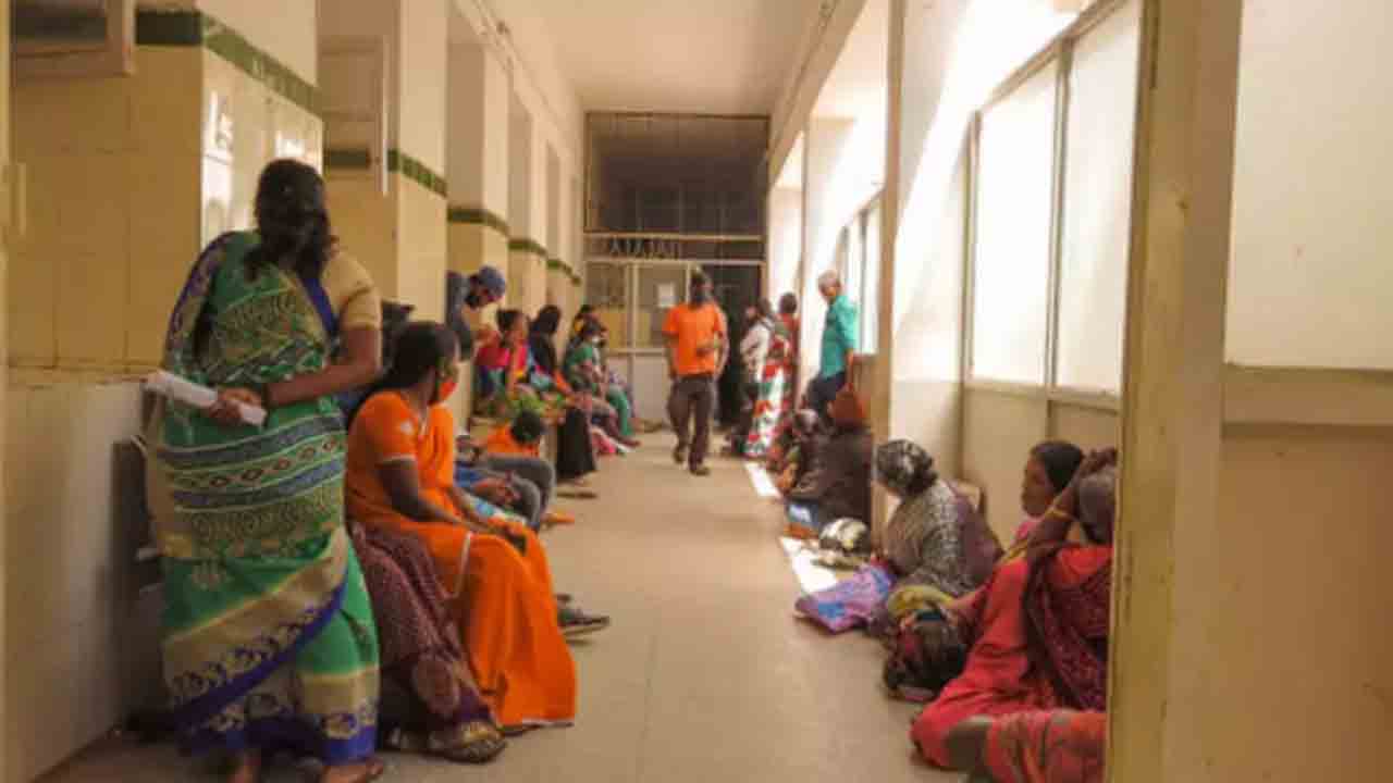 యూపీలో దారుణం.. హెచ్‌ఐవీ గర్భిణీకి డెలివరీ చేసేందుకు వైద్యుల నిరాకరణ, శిశువు మృతి
