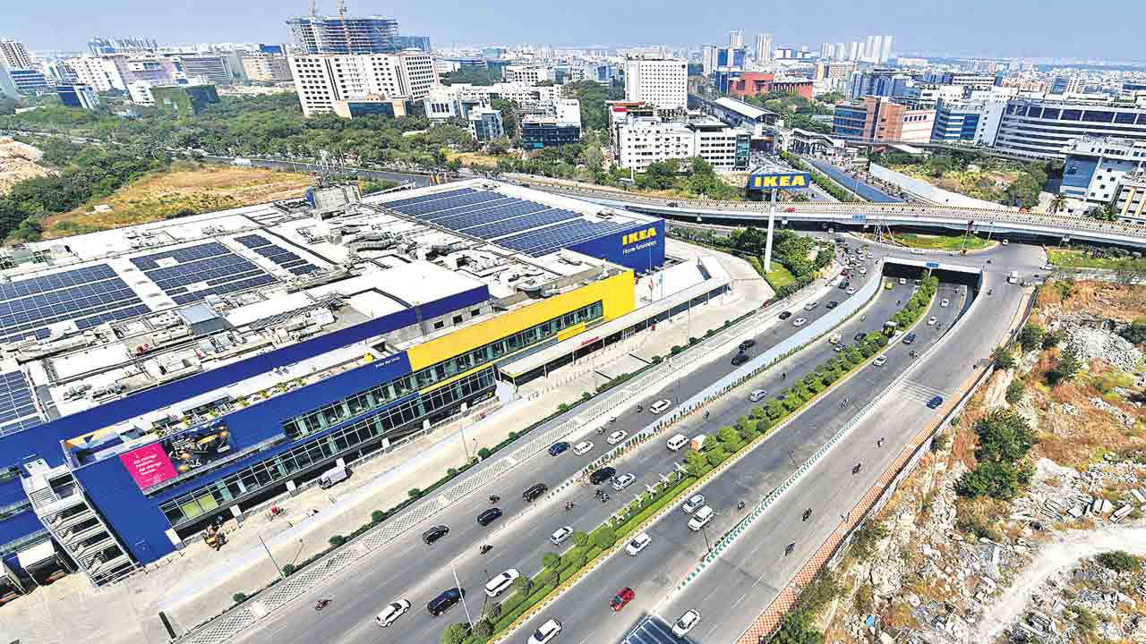 ఔటర్‌ వద్దే.. బహుళ అంతస్థుల జోరు