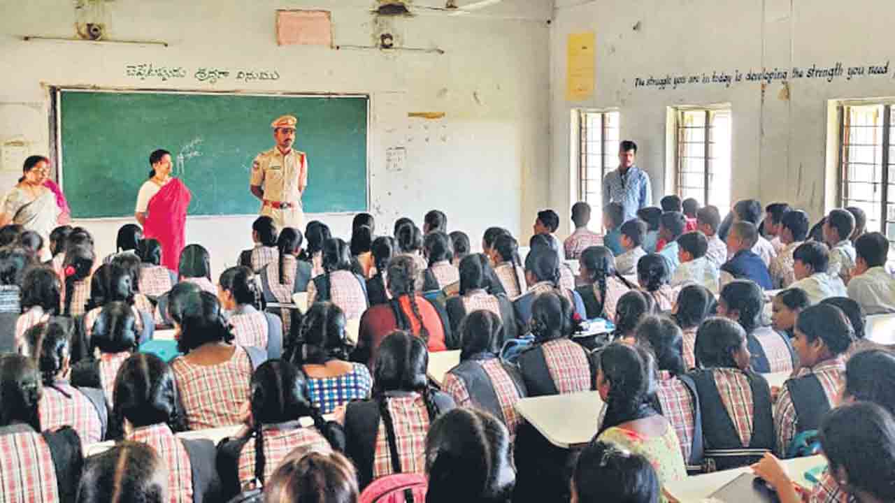 చట్టాలనే.. పాఠాలుగా..