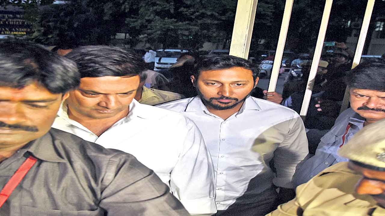 ఐటీ విచారణకు మల్లారెడ్డి బంధువులు