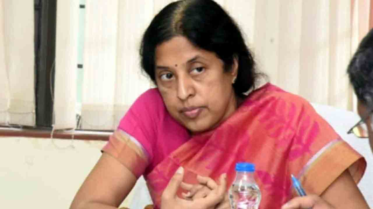 ఓఎంసీ కేసులో ఐఏఎస్ అధికారిణి శ్రీలక్ష్మికి భారీ ఊరట