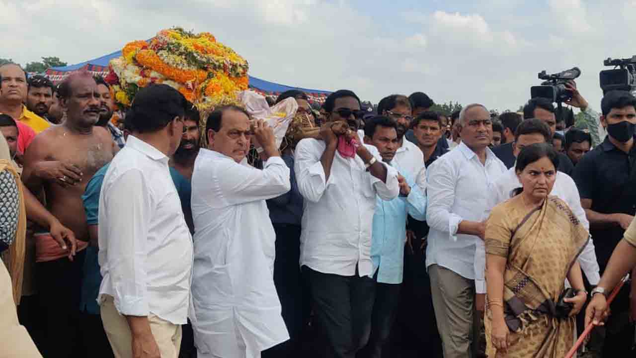 ఎఫ్‌ఆర్‌వో శ్రీనివాసరావుకు నివాళులర్పించిన మంత్రులు ఇంద్రకరణ్ రెడ్డి‌, పువ్వాడ