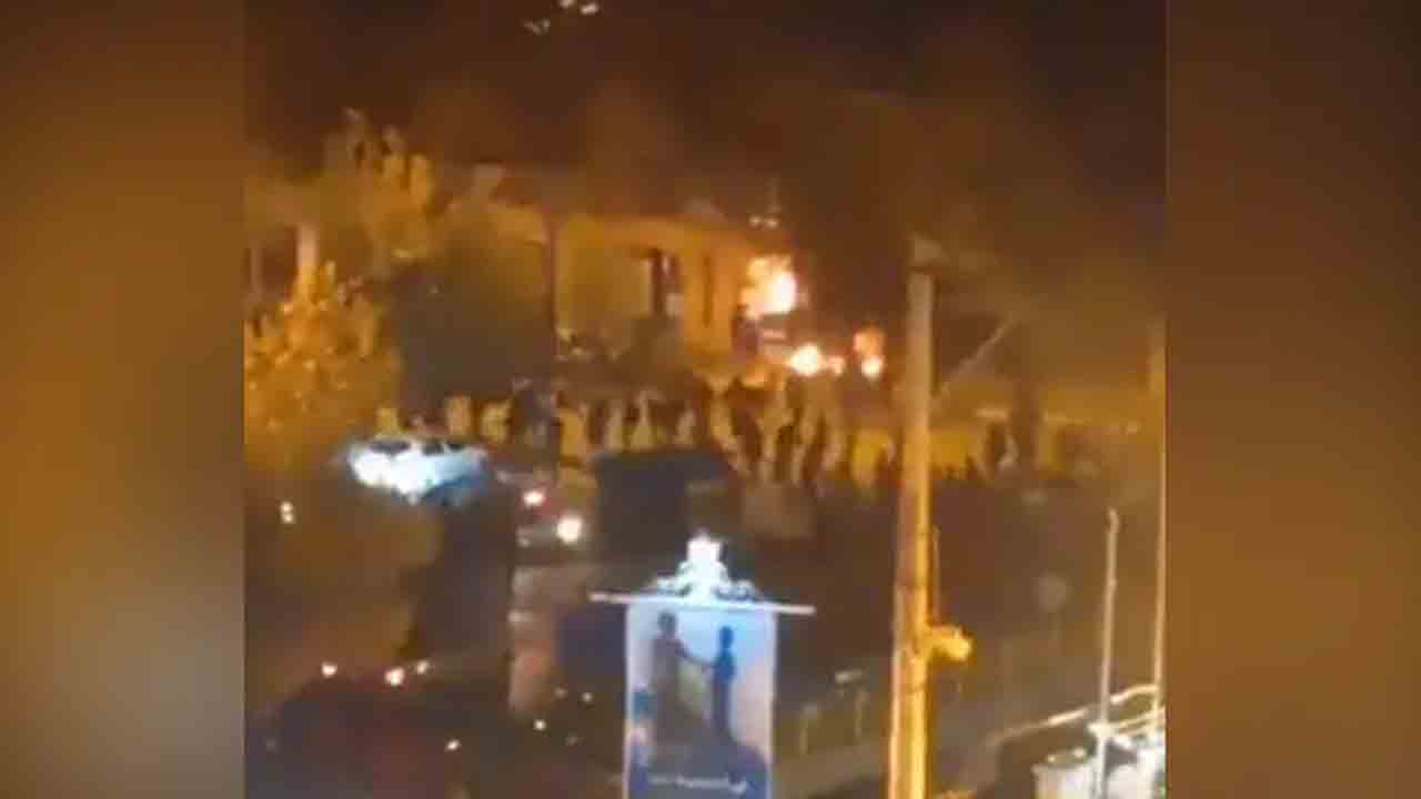 ఇరాన్‌లో కొనసాగుతున్న నిరసనలు.. అయతుల్లా పూర్వీకుల ఇంటికి నిప్పు