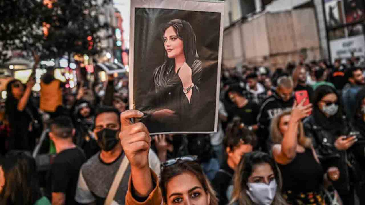 మీ బ్యాగులు సర్దుకుని వెళ్లిపోండి.. ఇరాన్‌ మతపెద్దలకు హిజాబ్‌ వ్యతిరేక నిరసన సెగ