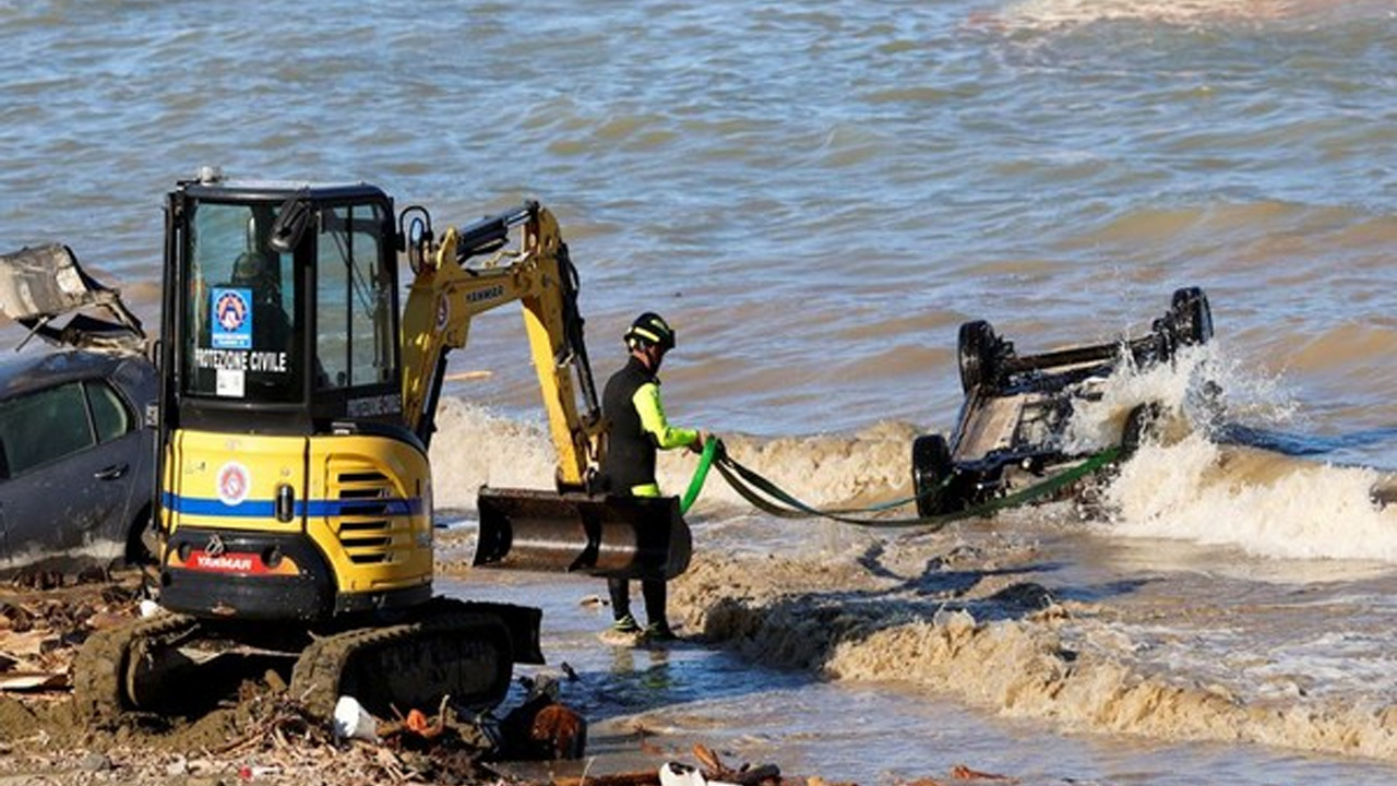 ఇటలీలో విరిగిపడ్డ కొండచరియలు.. చిన్నారి సహా ఏడుగురు దుర్మరణం