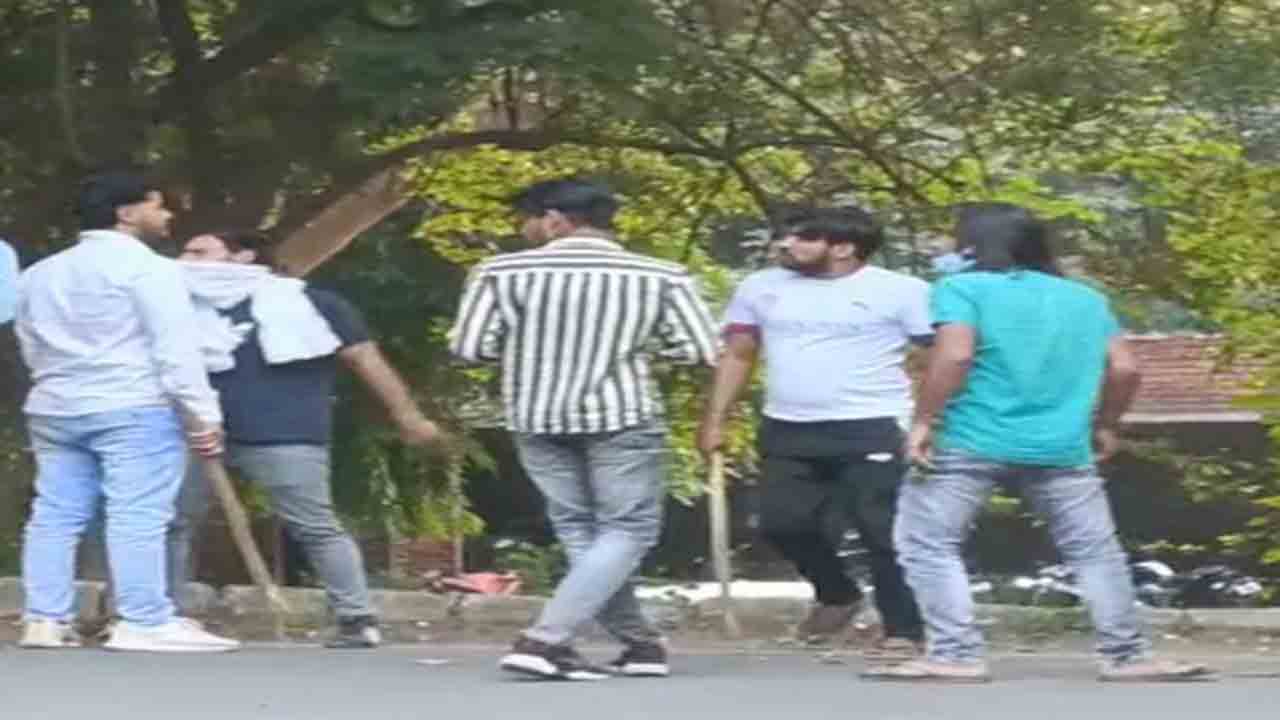 Watch: జేఎన్‌యూలో రెండు గ్రూపుల మధ్య ఘర్షణ.. కర్రలు చేతపట్టి విద్యార్థులు హంగామా