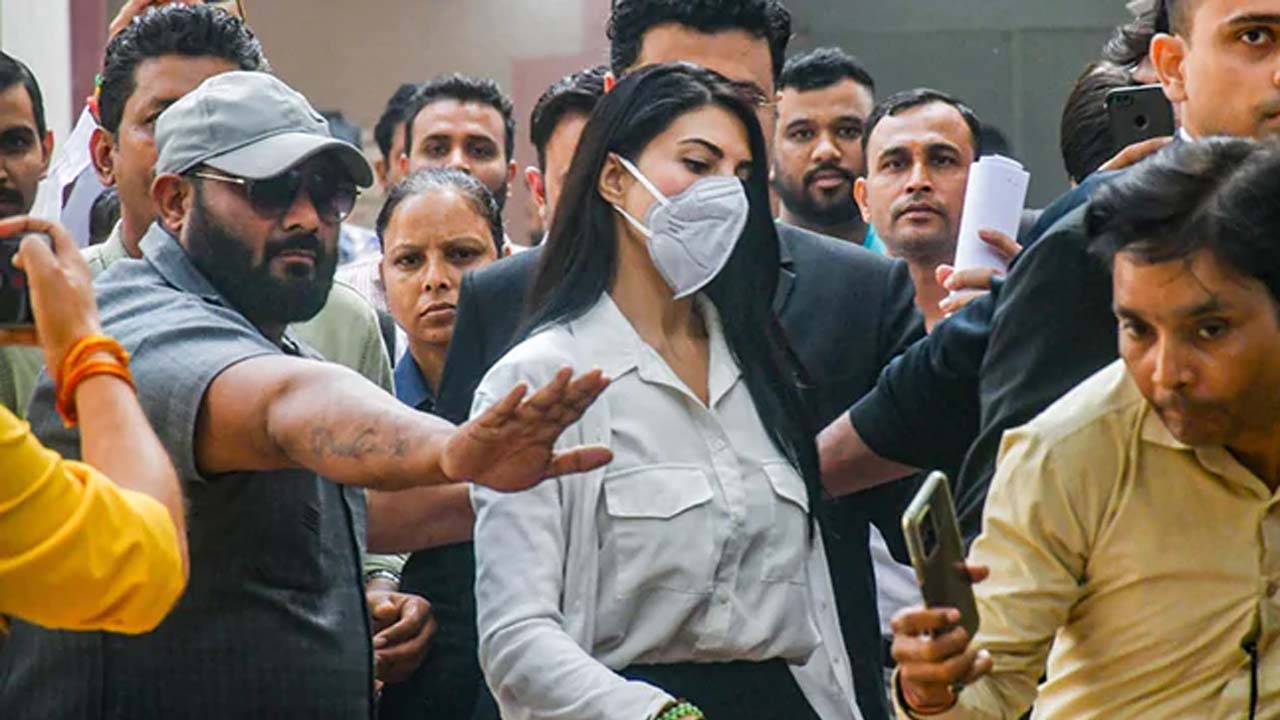 బాలీవుడ్‌ నటి జాక్వెలిన్‌ ఫెర్నాండేజ్‌కు ఊరట.. 15 వరకు బెయిల్‌ పొడిగింపు