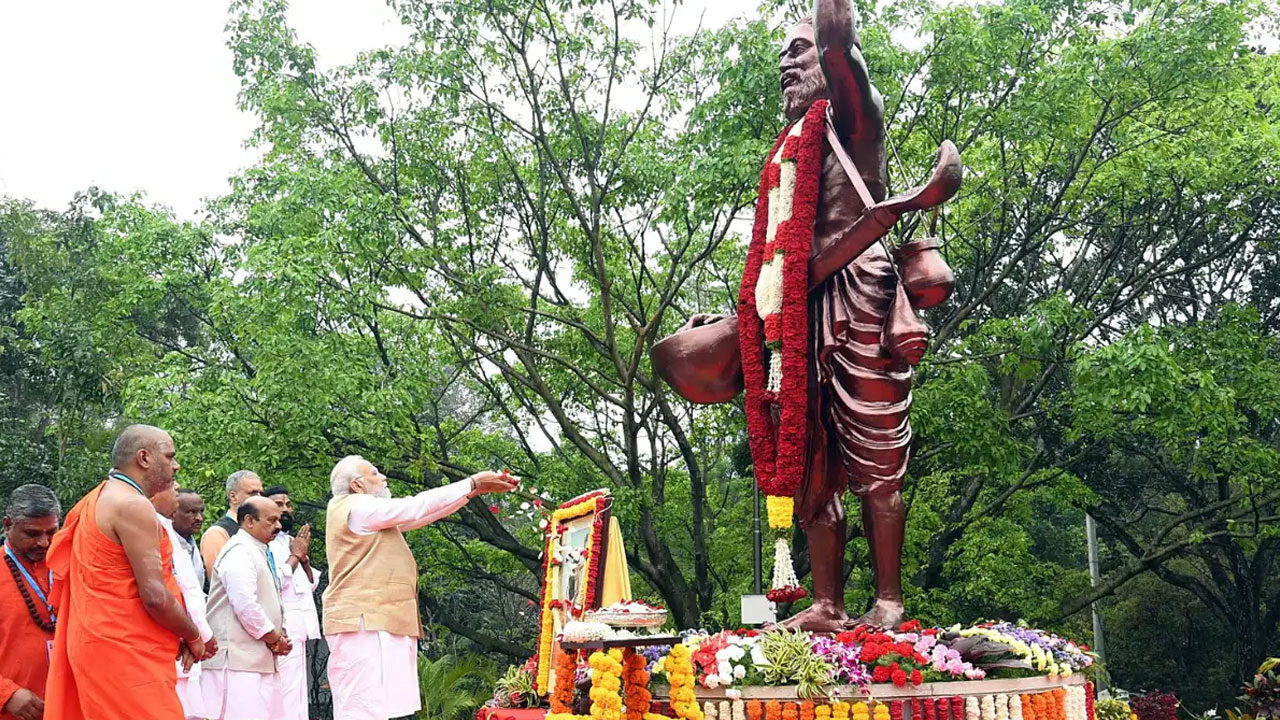 PM Naredra Modi | కెంపెగౌడ విగ్రహావిష్క‌ర‌ణ‌కు జ‌న స‌మీక‌ర‌ణ‌.. డ‌బ్బు చెల్లించ‌నందుకు పోలీస్ కేసు