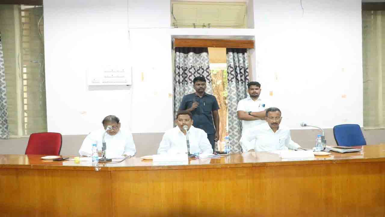 స్థాయీ సంఘాల సమావేశాలకు జిల్లా అధికారులే రావాలి