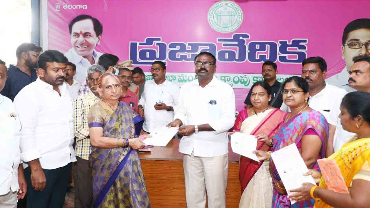 మార్కెట్ల నిర్మాణాలను వెంటనే పూర్తి చేయాలి