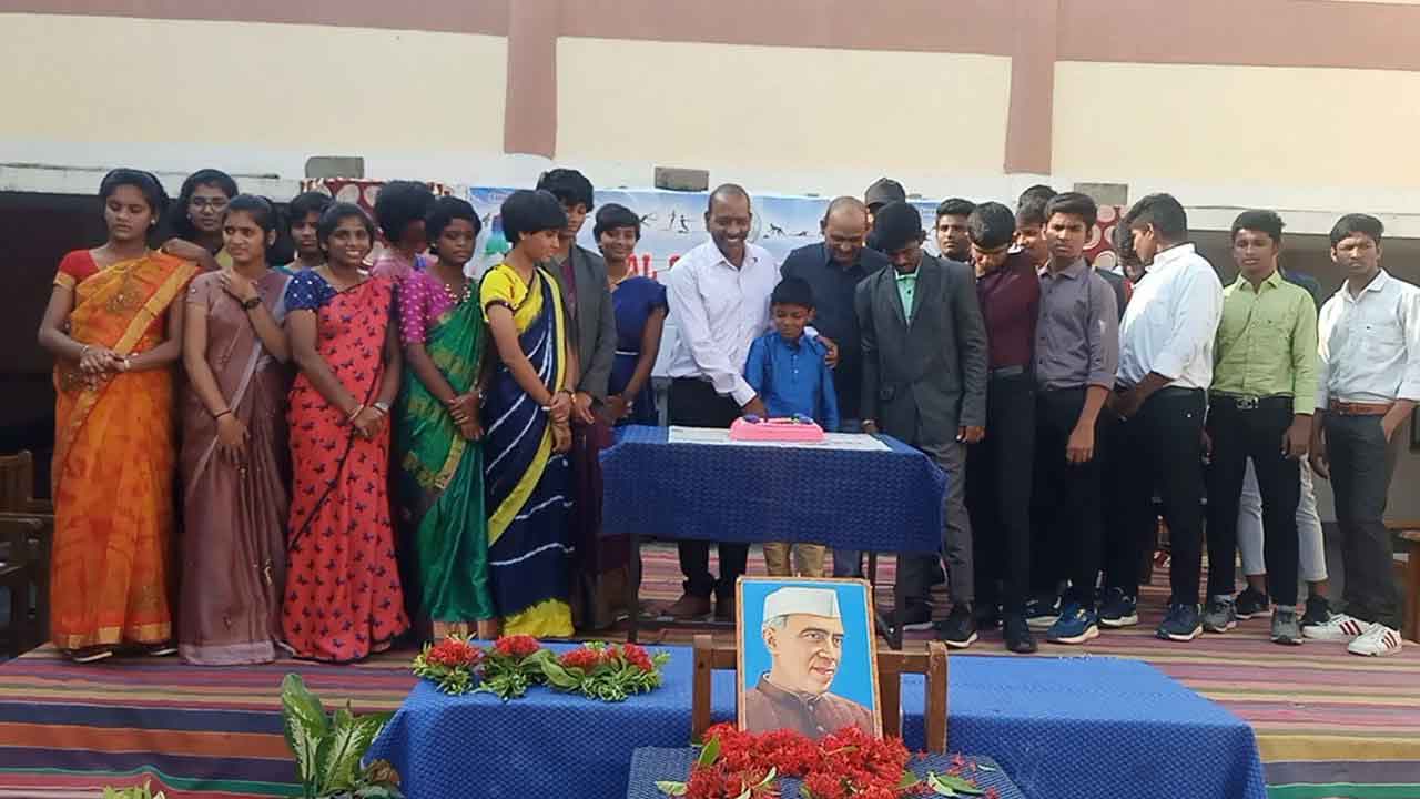 విద్యార్థులే ఉపాధ్యాయులైన వేళ