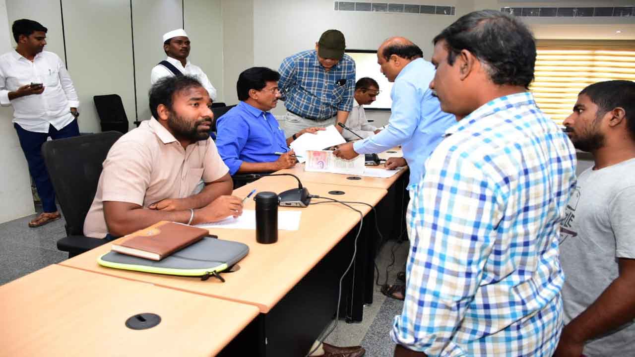 అర్జీల పరిష్కారంలో అలసత్వం వద్దు