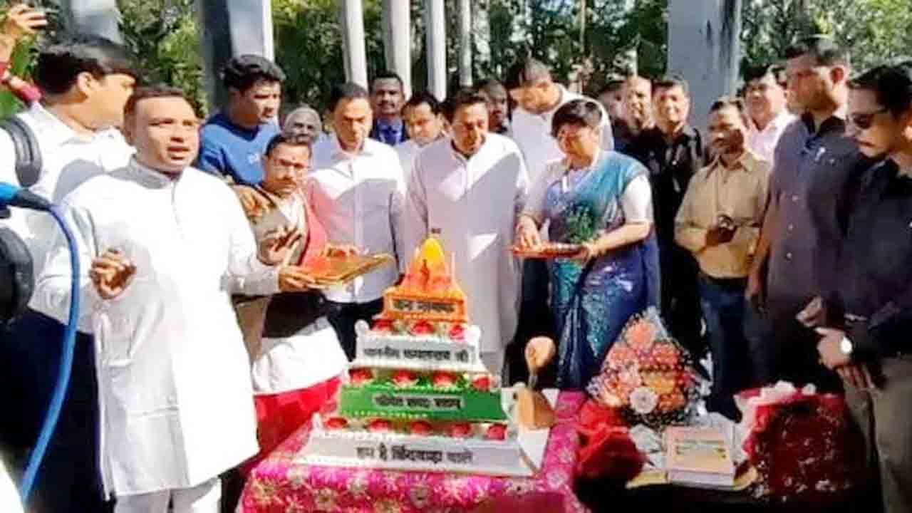 Kamal Nath | ఆలయం ఆకారంలో ఉన్న కేక్‌ కట్‌ చేసిన కమల్‌ నాథ్‌..