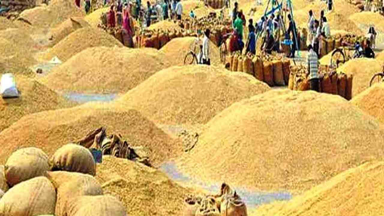 కొనుగోలు కేంద్రాలకు వెల్లువలా ధాన్యం