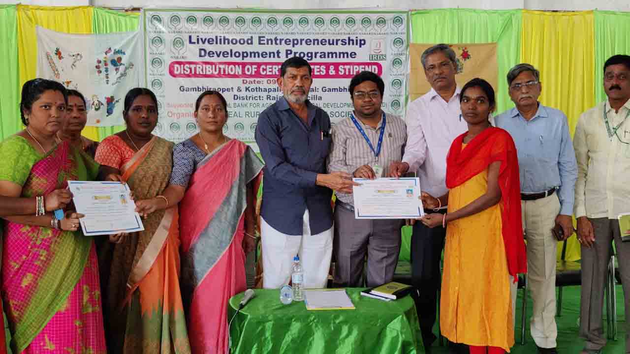 మహిళలు ఆర్థికాభివృద్ధి సాధించాలి