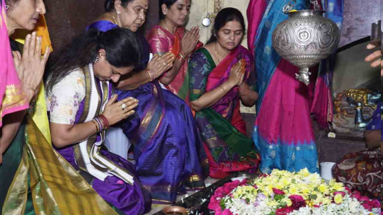 కేసీఆర్ వెంటే యావత్ తెలంగాణ ప్రజలు: ఎమ్మెల్సీ కవిత