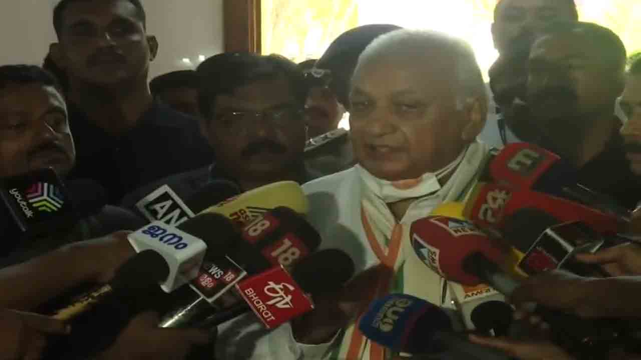 ఆ రెండు ఛానల్స్‌తో మాట్లాడను… మీటింగ్‌ నుంచి వెళ్లిపోండి: కేరళ గవర్నర్