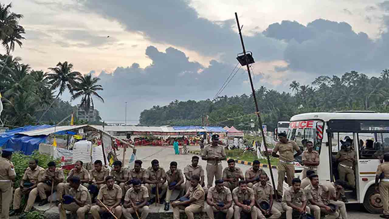 అదానీ పోర్ట్‌కు వ్యతిరేకంగా నిరసనలు.. పోలీస్‌ స్టేషన్‌పై దాడి, 3,000 మందిపై కేసు