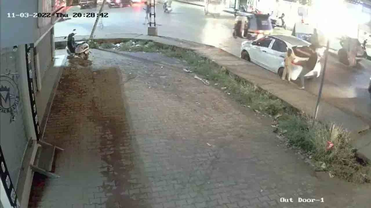 కారును తాకినందుకు మైనర్‌ బాలుడిని కాలుతో తన్నాడు.. వీడియో