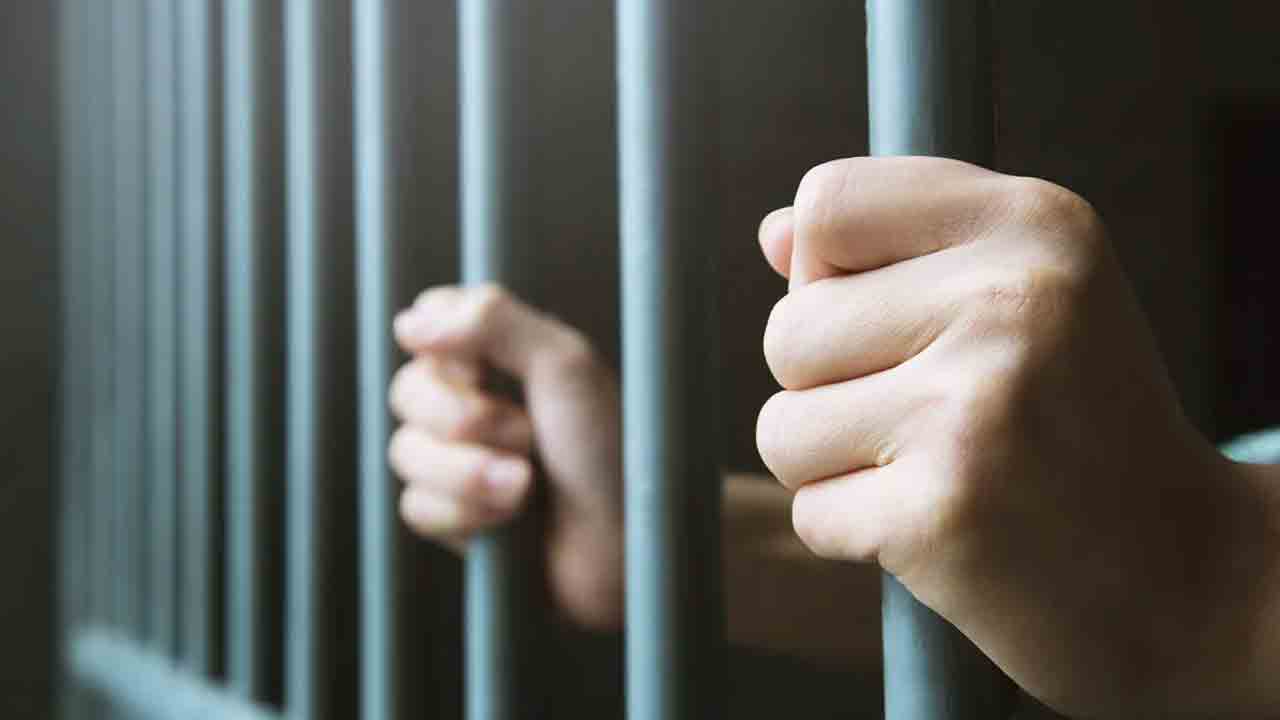 ఓ వ్యక్తిని బ్లాక్‌మెయిల్‌ చేసి రెండేండ్లలో రూ.10 లక్షలు గుంజిన మహిళ.. మరో కోటికి టెండర్‌..!