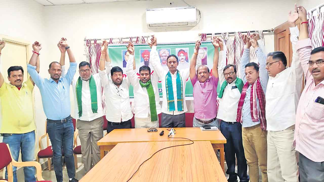 రేపు ప్రధాని పర్యటనపై నల్ల బెలూన్లతో నిరసన