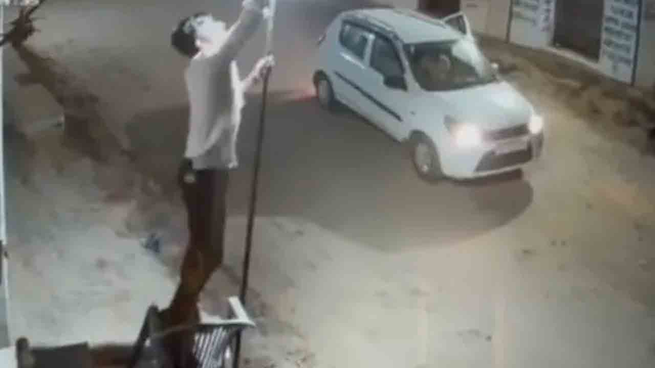 దర్జాగా కారులో వచ్చి బల్బులు ఎత్తుకెళ్లిన దొంగలు..