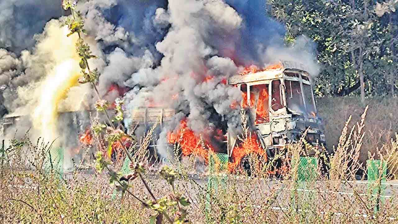 కెమికల్‌ లోడ్‌ లారీ దగ్ధం