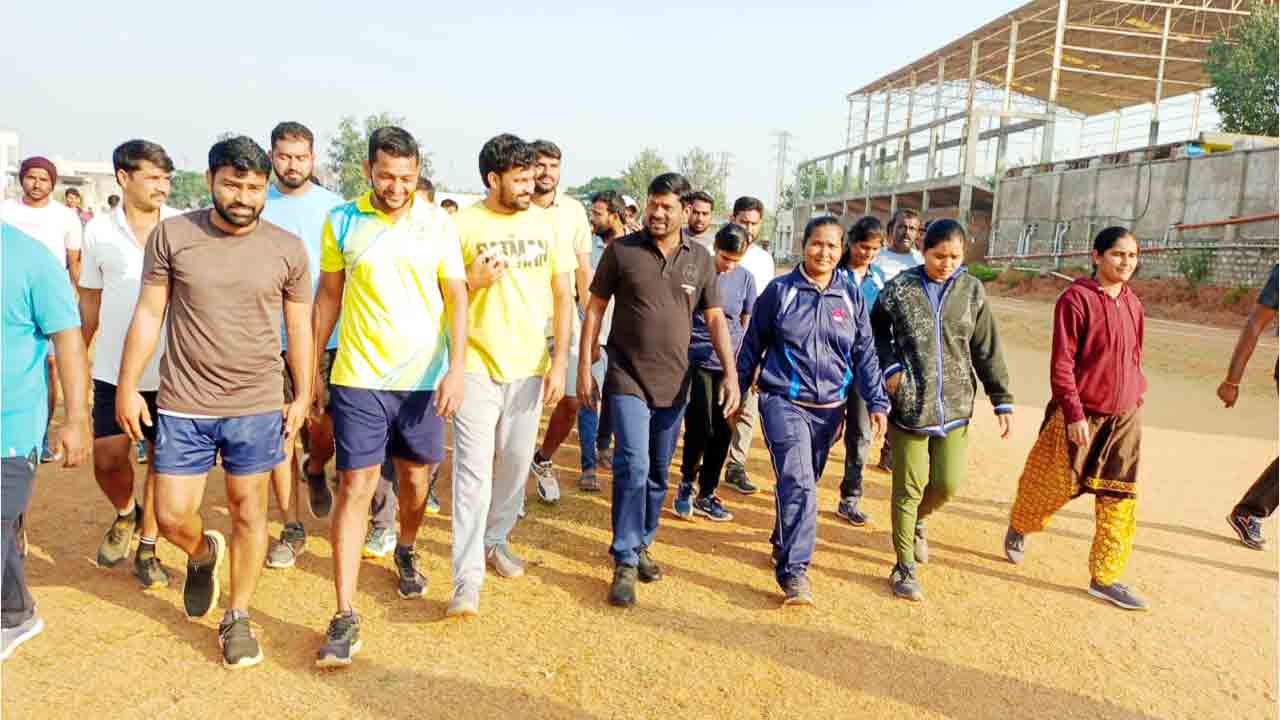 ప్రజా సేవకే ఉద్యోగాలు వదిలేశా..