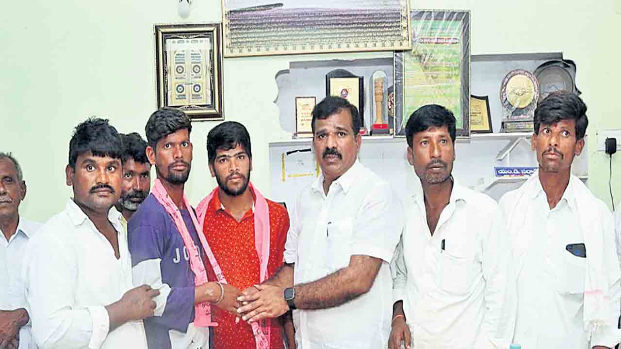 కాంగ్రెస్‌ నుంచి గులాబీ గూటికి