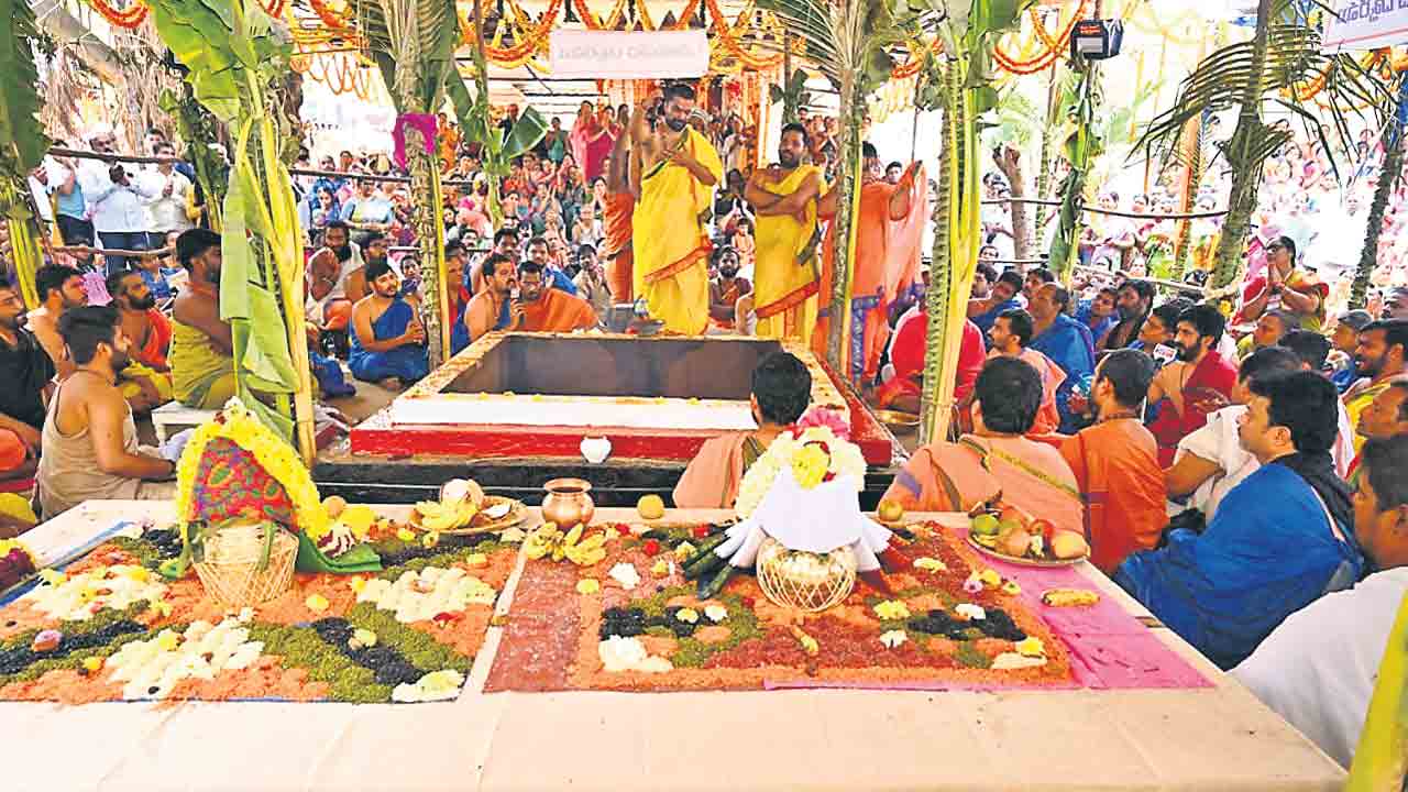 వేద మంత్రోచ్ఛరణలతో శతచండీ మహాయాగం