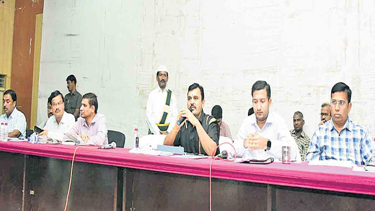 పెండింగ్‌ పనులు వెంటనే పూర్తి చేయాలి