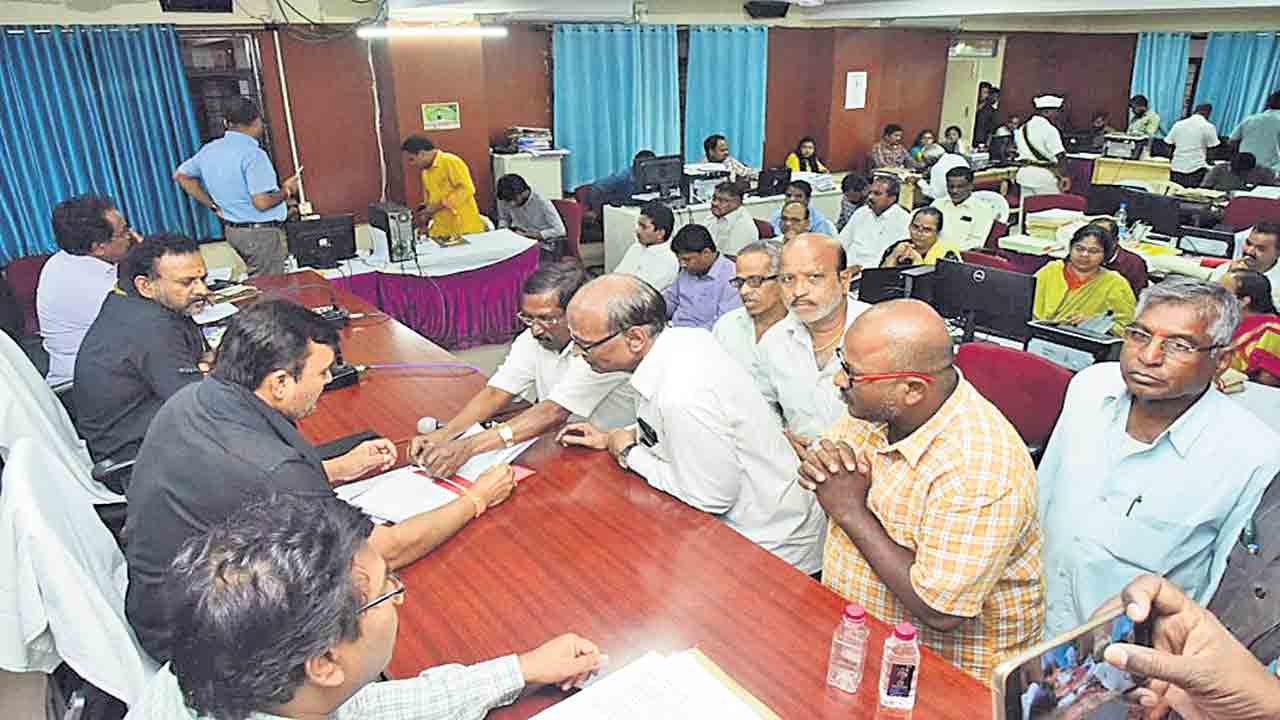 భూములకు పాస్‌బుక్కులు జారీ చేయొద్దు