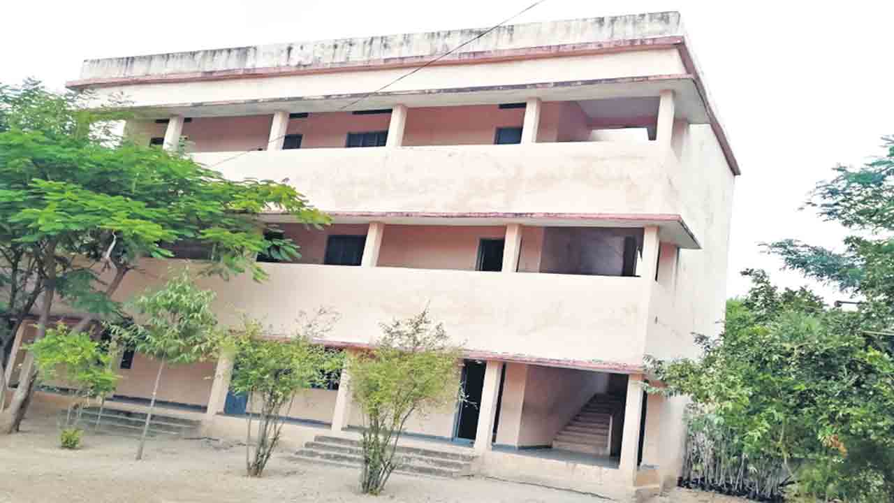 వందశాతం ఫలితాలతో గౌరారం జడ్పీ ఉన్నత పాఠశాల ప్రభంజనం