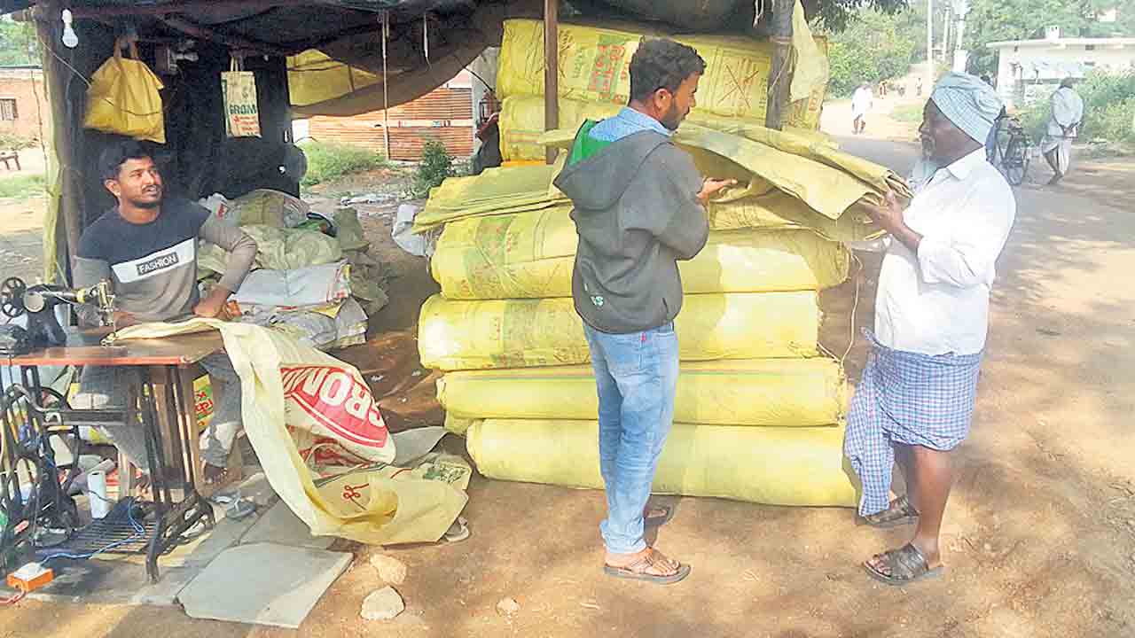 టార్పాలిన్లతో ఉపాధి