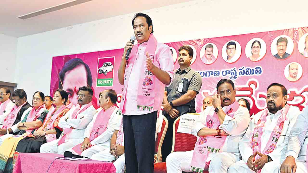 బీజేపీ తీరును ఎండగట్టాలి