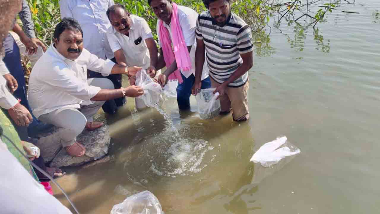 మత్స్యకారుల ఆర్థికాభివృద్ధికి సీఎం కేసీఆర్ పెద్దపీట : ఎమ్మెల్యే ఆరూరి