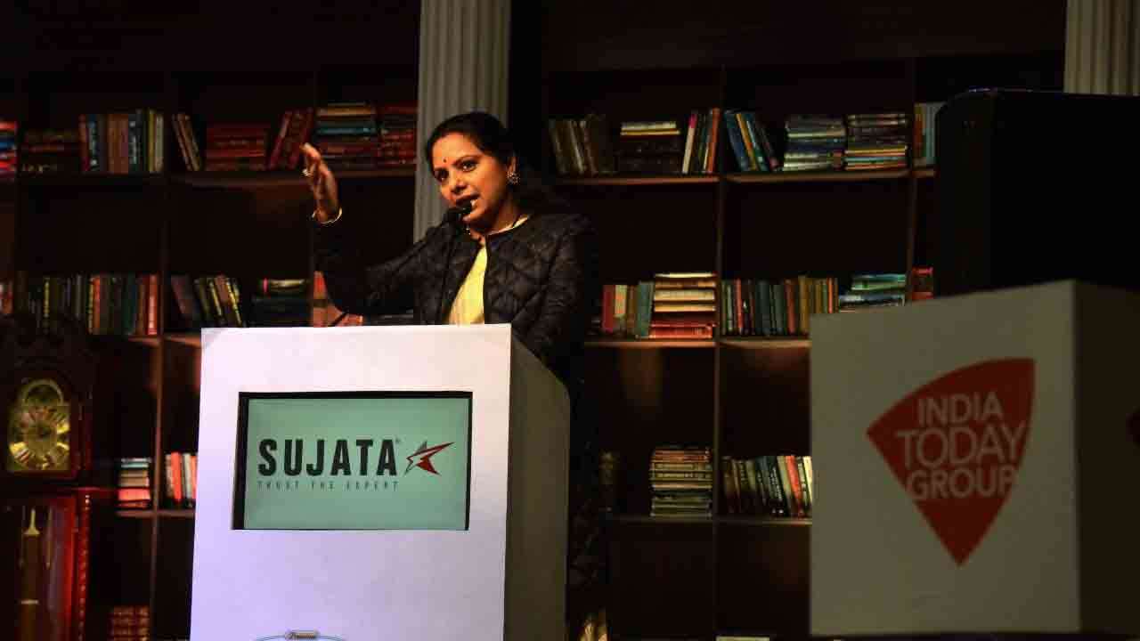 విచ్ఛిన్నకారులపైకి కవులు కలానికి పదునుపెట్టాలి : ఎమ్మెల్సీ కవిత