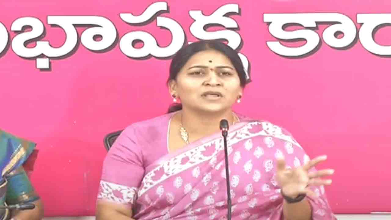 షర్మిల పొర్లు దండాలు పెట్టినా నమ్మరు : ఎంపీ మాలోత్‌ కవిత