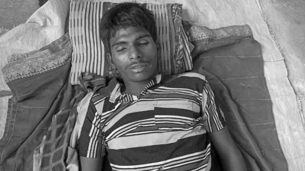 ఇసుక ట్రాక్టర్‌పై నుంచి పడి యువకుడి మృతి