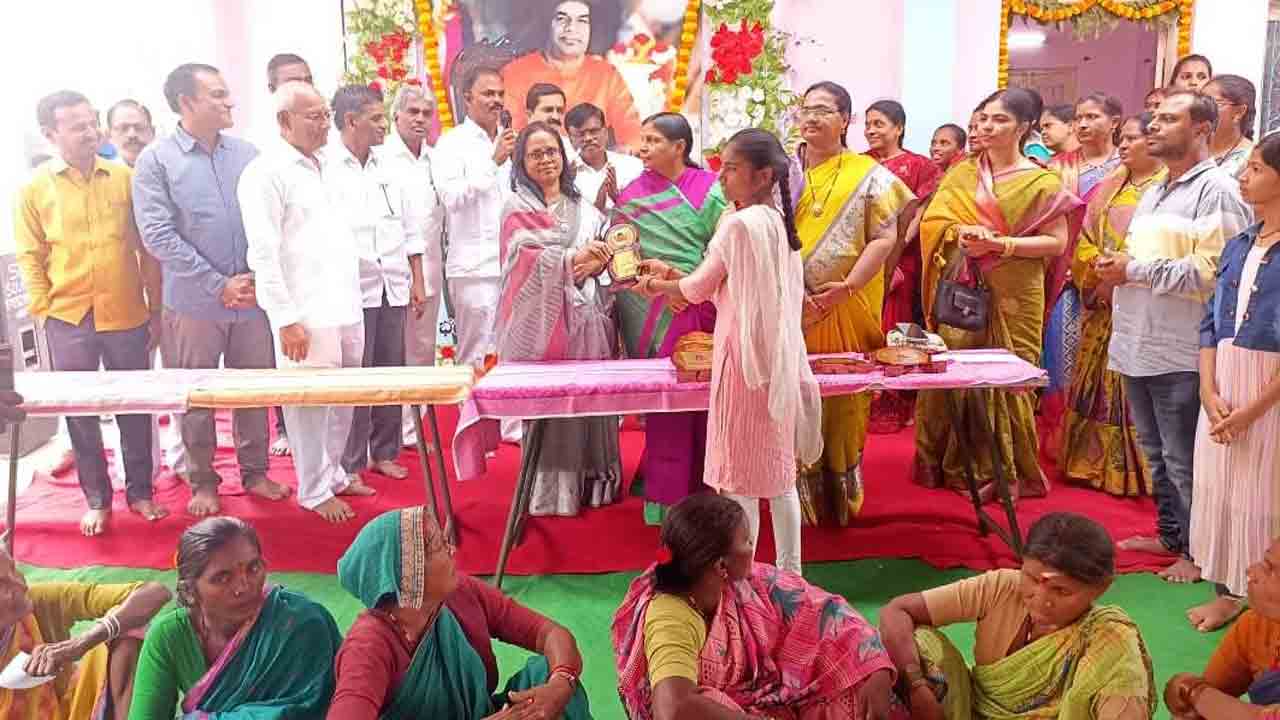 ప్రతిఒక్కరూ సన్మార్గంలో నడవాలి